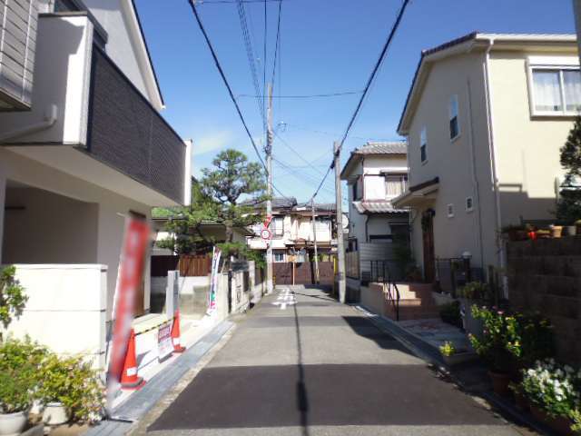 第2種低層住居専用地域に指定され、一戸建てが中心に立ち並んでいます。