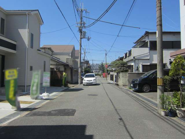 地勢は平坦。道幅はやや狭いものの、すっきりした印象の街並み。