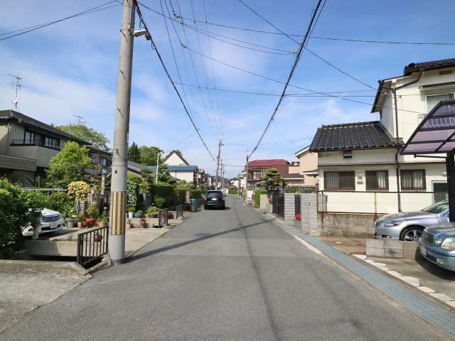 地勢は平坦。道幅は広く、すっきりした印象の街並み。