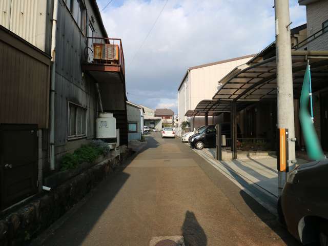 一戸建ての他、事務所や工場などが混在する町です。