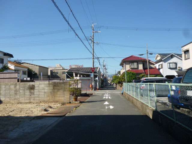 町の中央部を東方向から見た景色。一戸建てが中心に並んでいます。