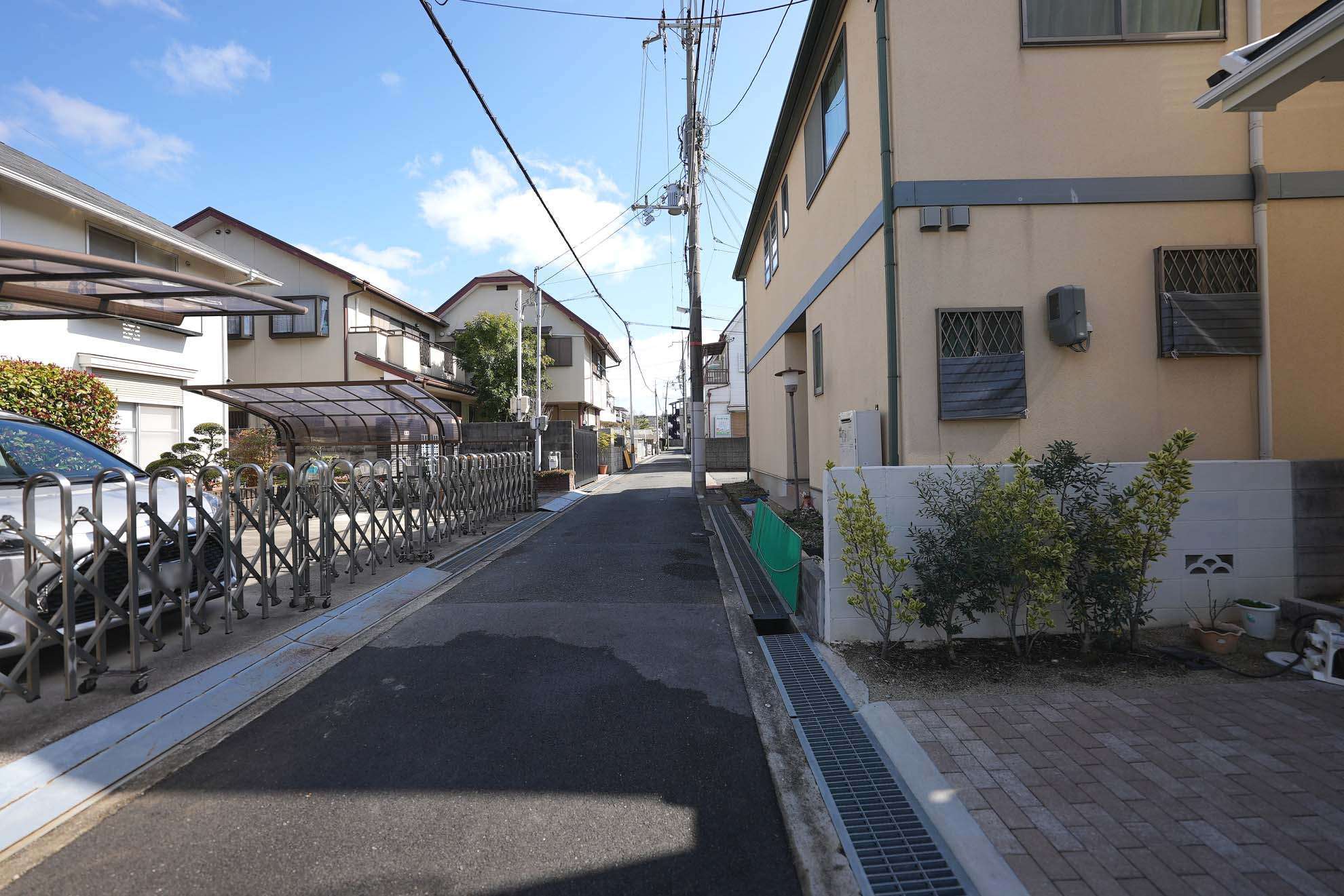 道幅は狭く入り組んだ場所もありますが、車の通りが少ない落ち着いた雰囲気の街並みです。