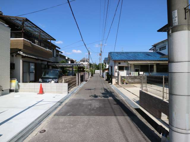 区画の整った一戸建てが多く立ち並び、すっきりした印象の街並み。