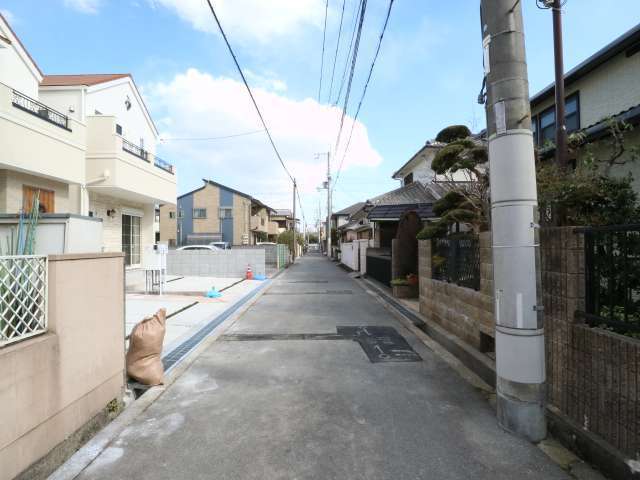 『松ケ丘3丁目』は一戸建てが中心に並ぶ、区画の整った住宅地。