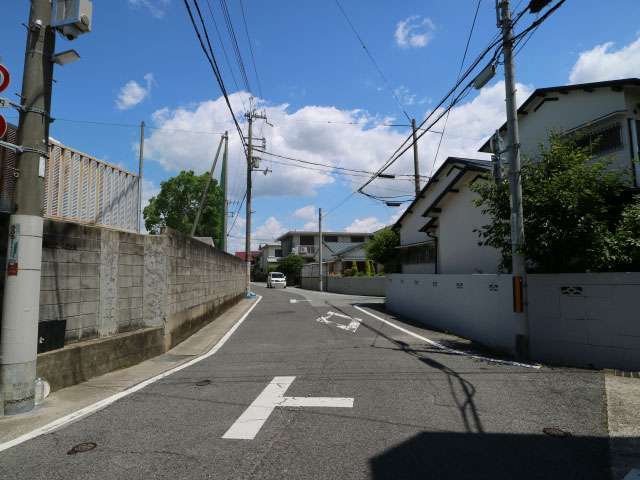 低層の建物が多く、日当たりの良い住環境。