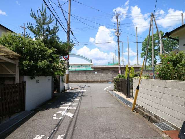 「伊丹西高等学校」がすぐ近くにあります。