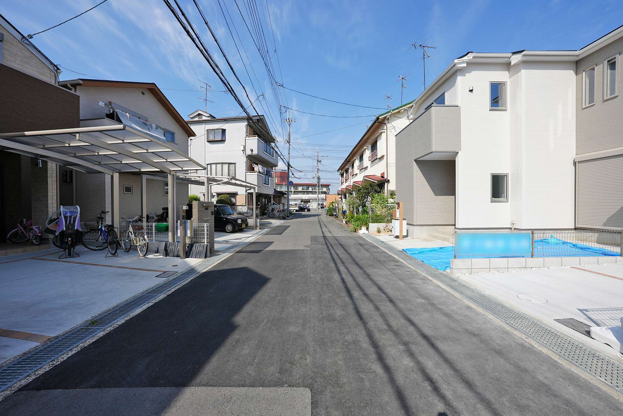 道幅は広く、区画の整ったすっきりとした街並みです。