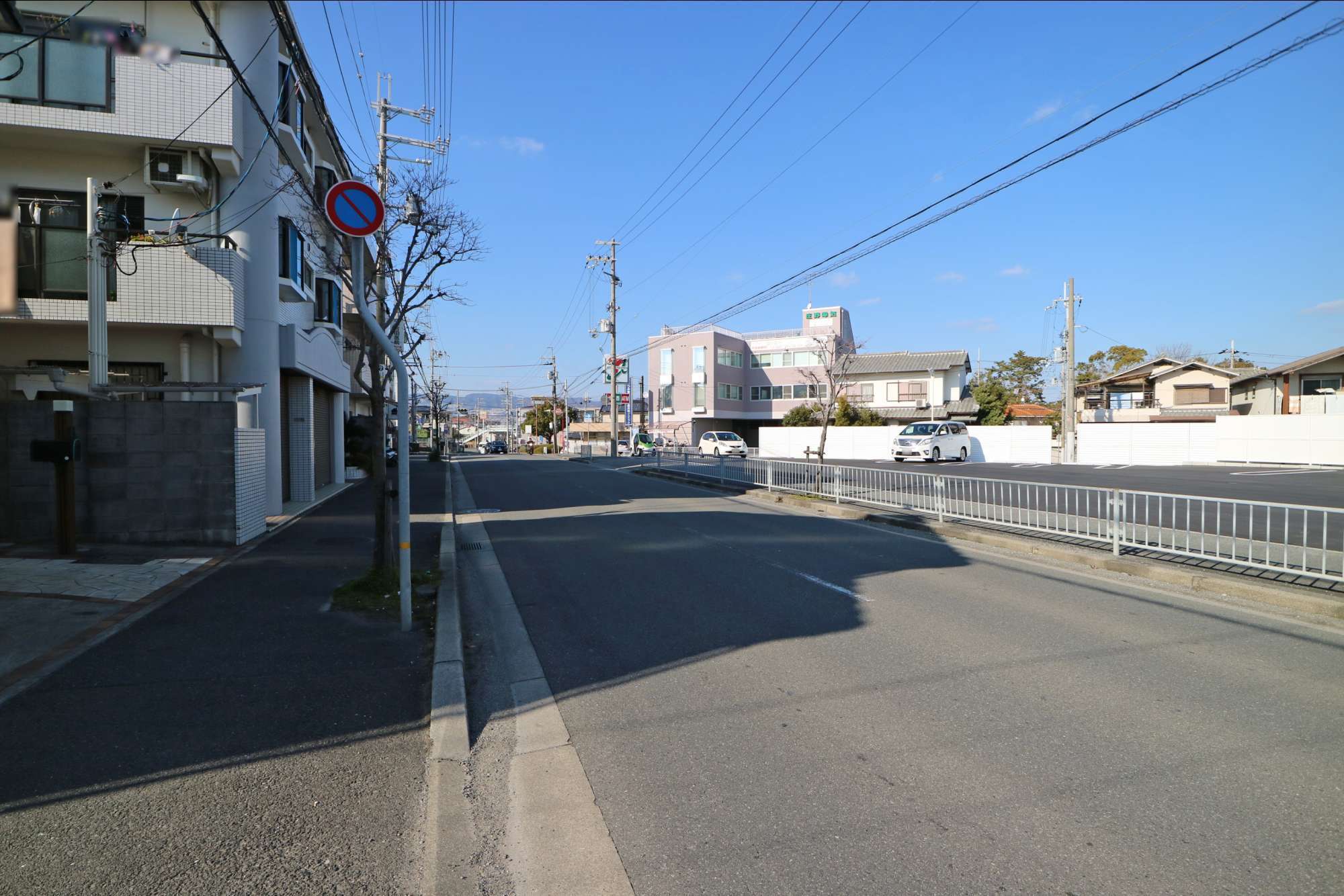 周辺の道幅はゆったりとしています。