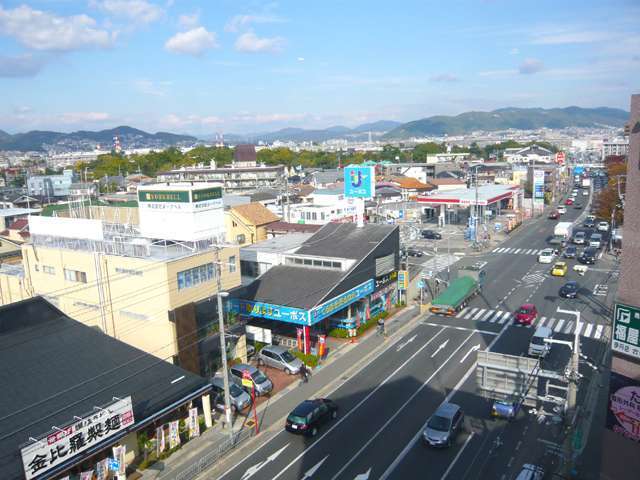 国道171号線沿いには、多くの飲食店や商業施設が建ち並んでいます。