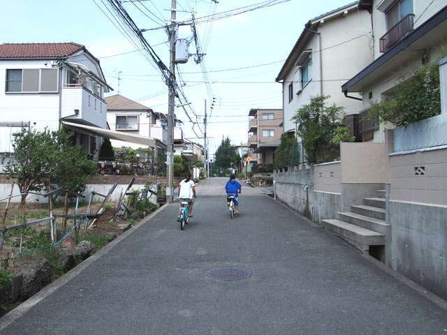 緩やかな坂道がありますが、ほぼ平坦。自転車での移動も十分可能です。
