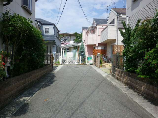 道幅は狭いですが、生垣のある一戸建てが多く、緑豊かで閑静な住環境が魅力です。