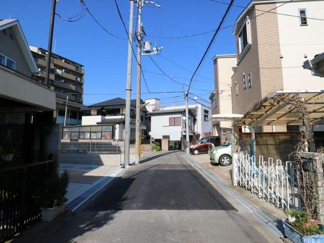 町の北部を南西方向から見た景色。一戸建てが多いですが、一部マンションも見えます。