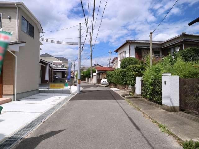 生垣のある家が多く、緑豊かな街並みです。