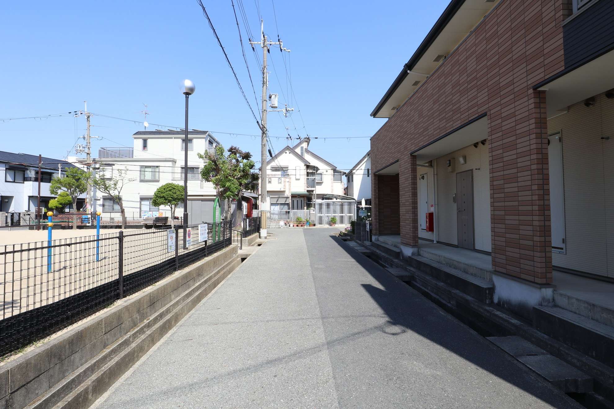 道幅は狭く、入り組んでいますが、車の通りが少ない閑静な住環境が魅力。