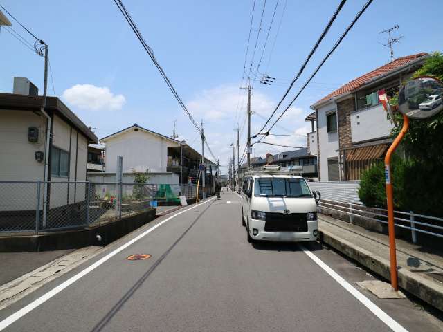 町全域が中高層住居専用地域に指定され、一戸建てが中心に立ち並んでいます。