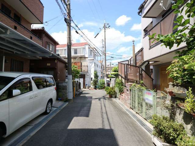 道幅が狭くやや入り組んだ印象の街並みですが、車の通りが少ない静かな住環境が魅力です。