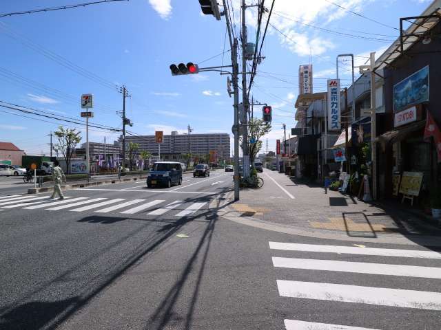 県道13号線が町中を通り、県道沿いには各種買物施設が立ち並んでいます。