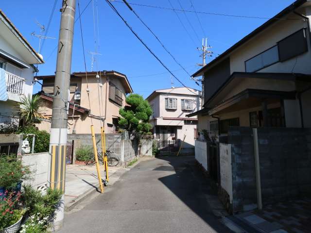 道幅は狭く入り組んだ印象の街並み。