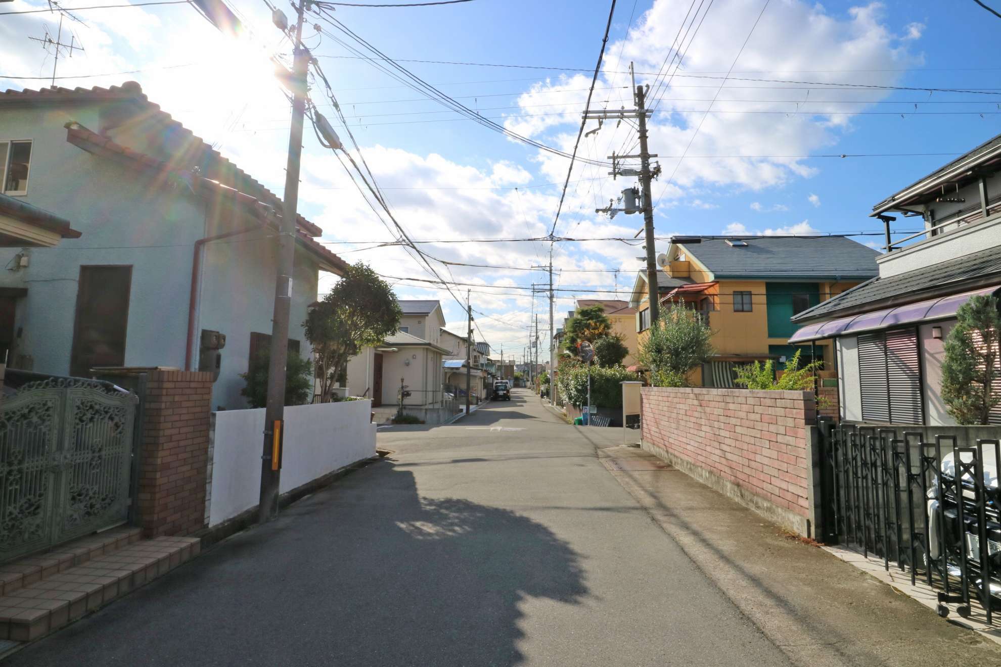 車の通りが少ない落ち着いた雰囲気が魅力です。