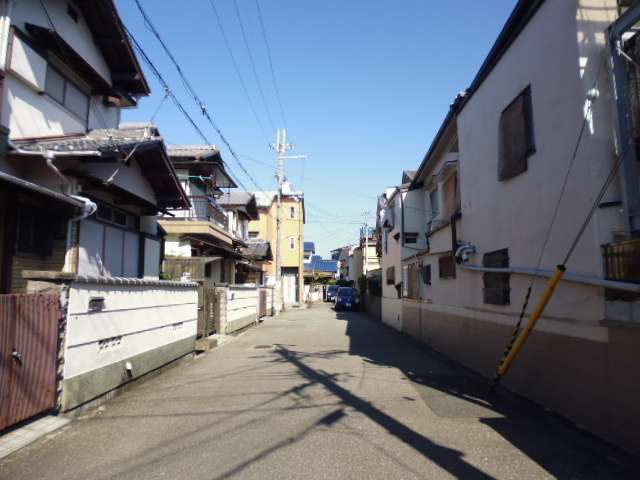 町の中央部を南方向から見た景色。一戸建てが多く並んでいます。