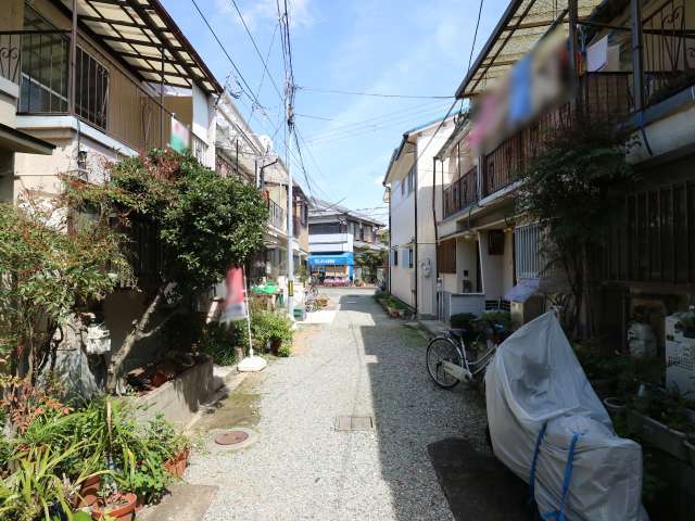 町の中央部を西方向から見た景色。未舗装の道路沿いにも家屋が並んでいます。