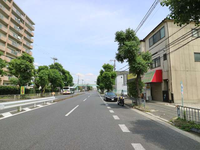 町の北端を走る主要道路。猪名川を渡って伊丹市中心部へ、大阪空港の滑走路の下を通って豊中市中心部へアクセスできます。