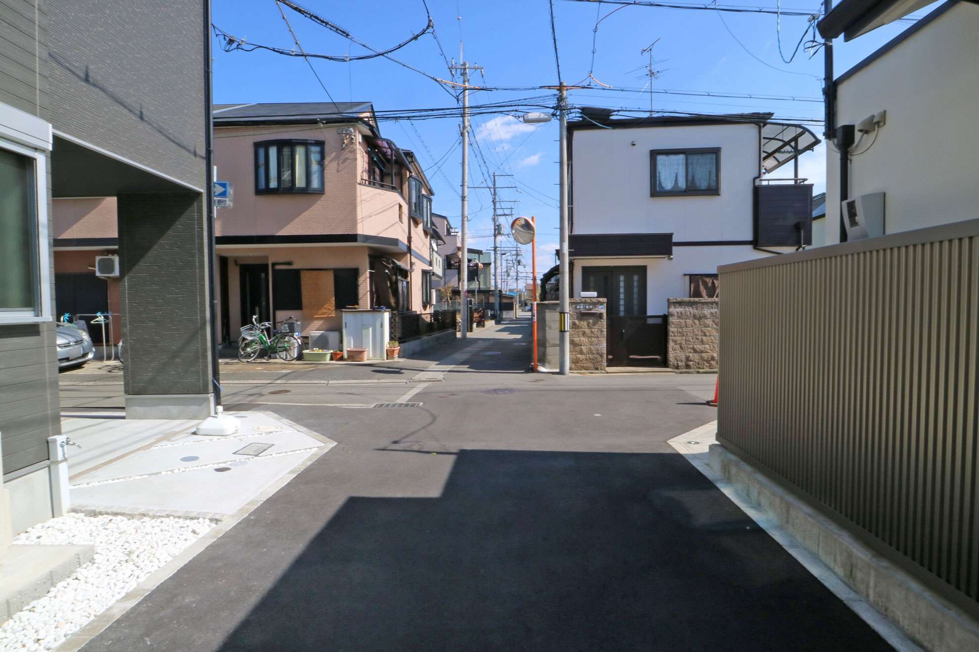 『森本2丁目』は一戸建てやアパート、商店や事務所が並ぶ住宅地。