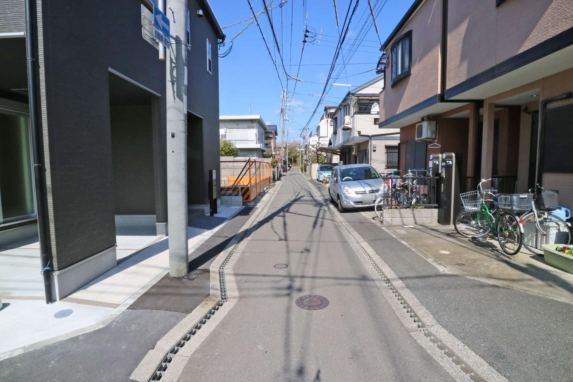 地勢は平坦、田畑が残り、道幅は狭く入り組んだのどかな雰囲気の街並みです。