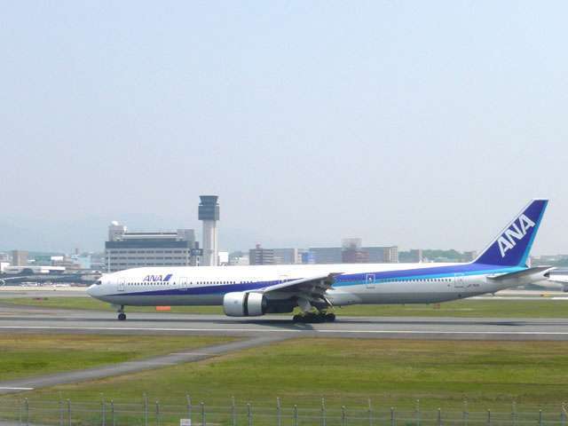 『伊丹スカイパーク』が徒歩圏内。滑走路が真横にあり、飛行機の離発着を間近で見ることができる、飛行機好きにはたまらないスポットです。