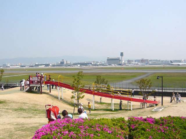 飛行機が間近で見られる『伊丹スカイパーク』。遊具が豊富で、夜景もきれいなため、多くの人に人気があります。