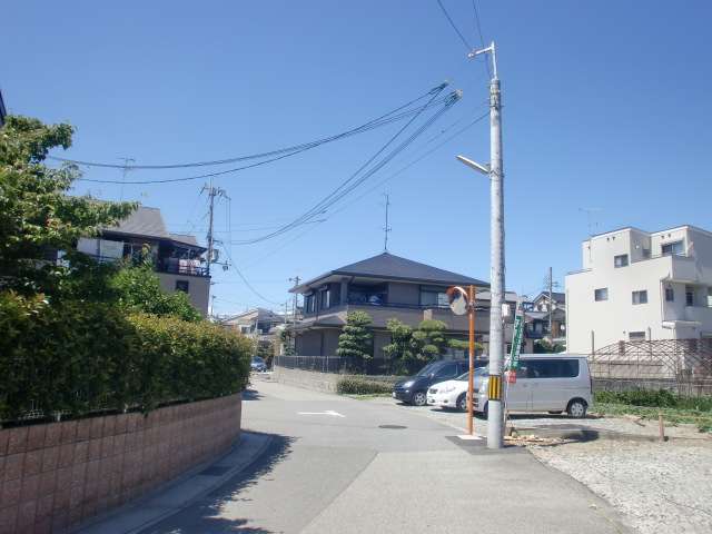 地勢は平坦、ところどころに田畑が残り緑豊かな街並みです。