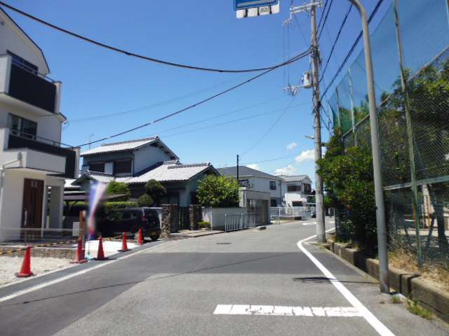 一戸建てやハイツなどが混在する閑静な町。