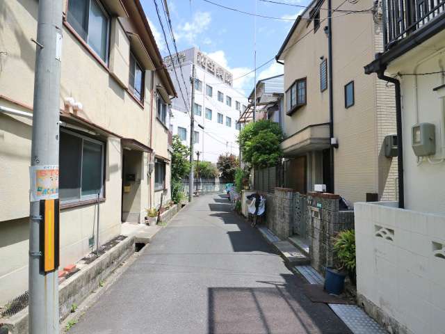 地勢は平坦、道幅はやや狭めですが区画の整ったすっきりとした街並みです。