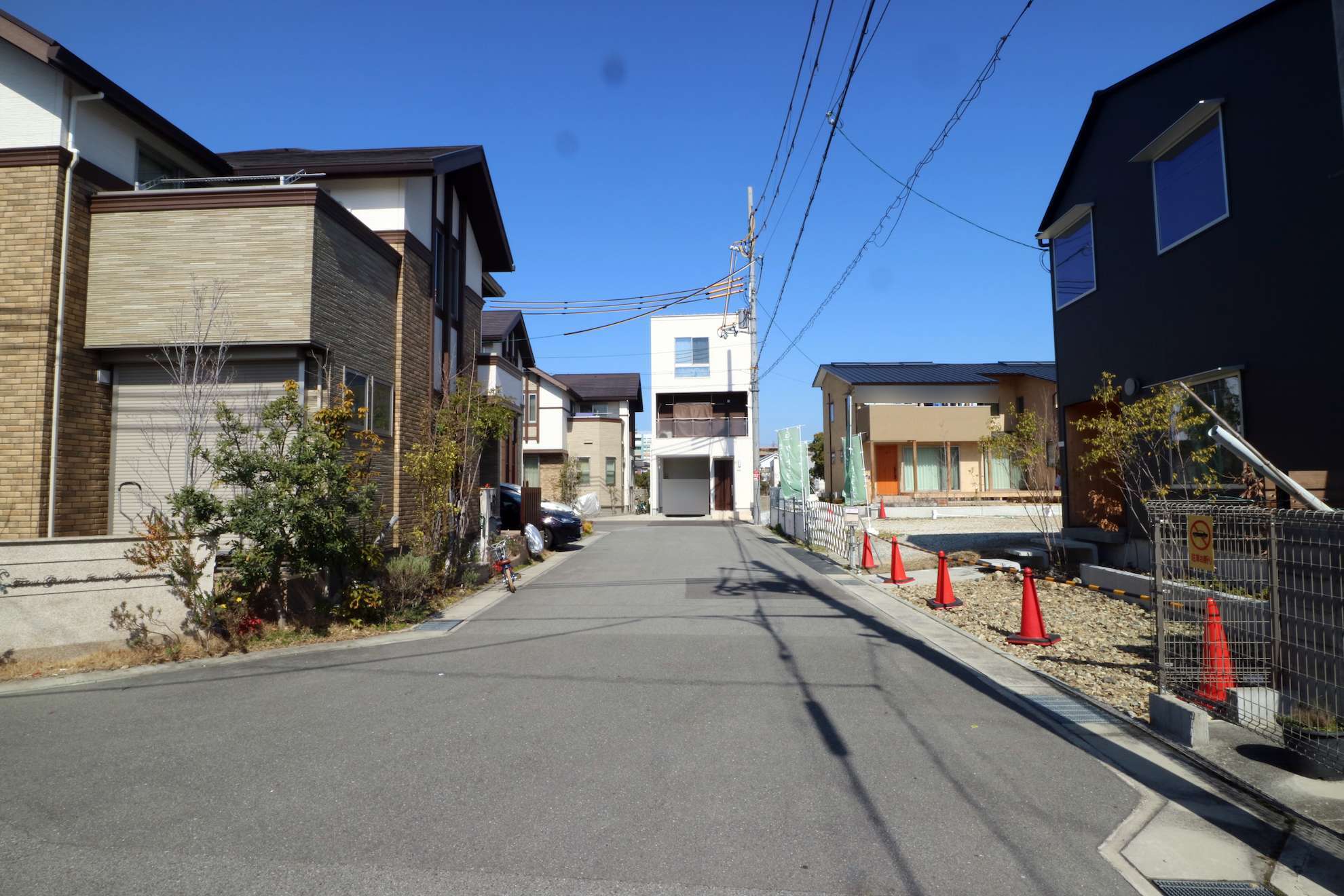 比較的新しい一戸建てが立ち並ぶエリア。