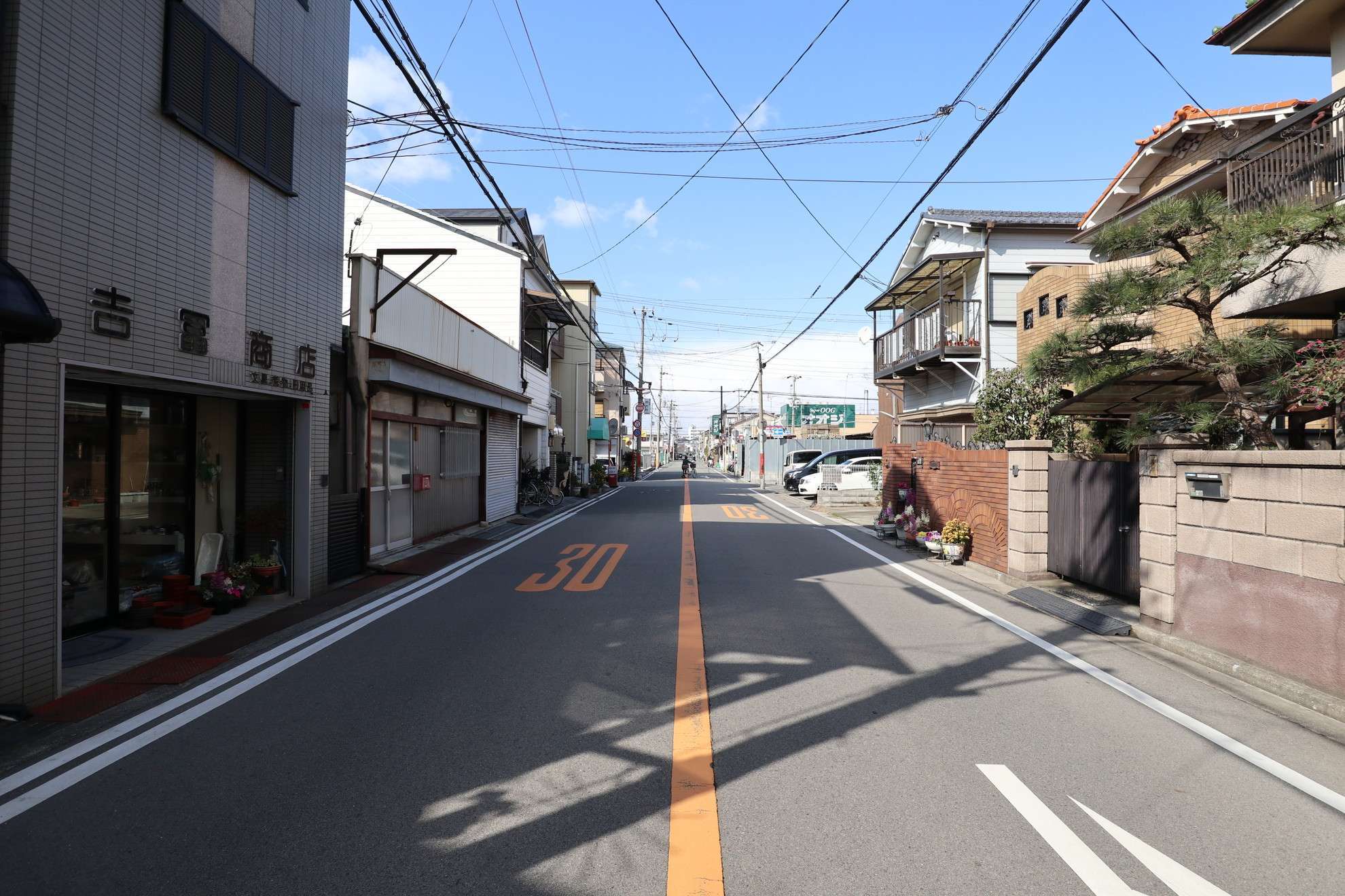 一戸建てやアパートなどが混在する静かな町。地勢は平坦で自転車での移動もらくです。