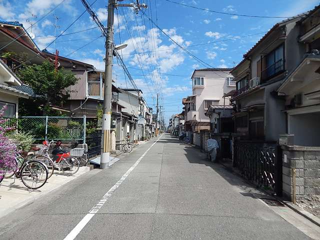 一部道幅が狭く住宅が密集した場所があるものの区画の整った街並み。