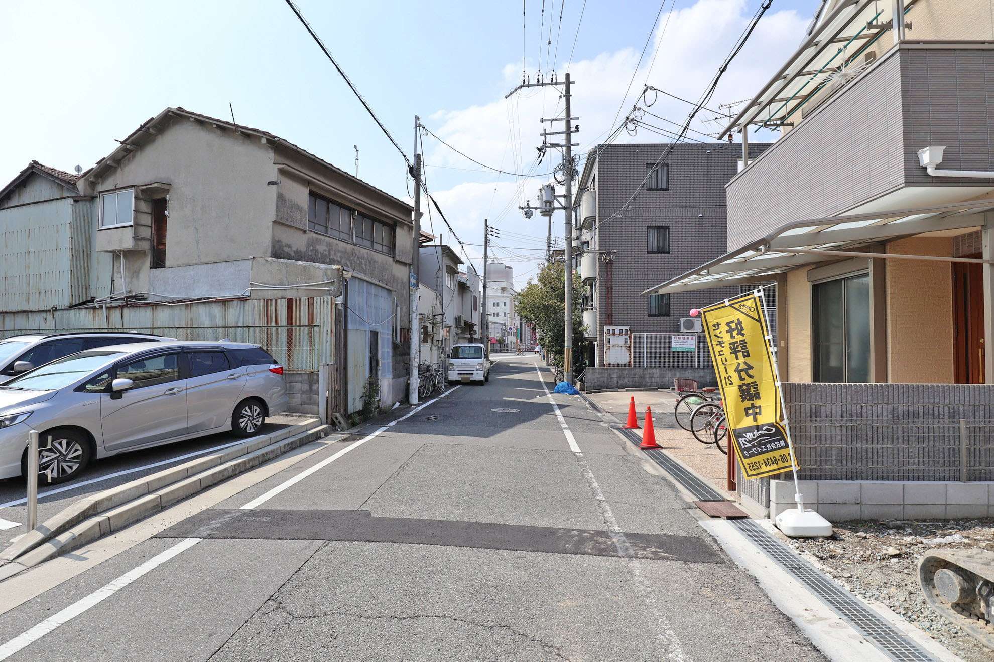 一戸建てやアパートなどが混在しています。