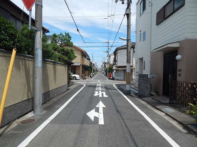 道幅の狭いところもありますが、古くからの建物が昔ながらの風情ある街並みを形成しています。
