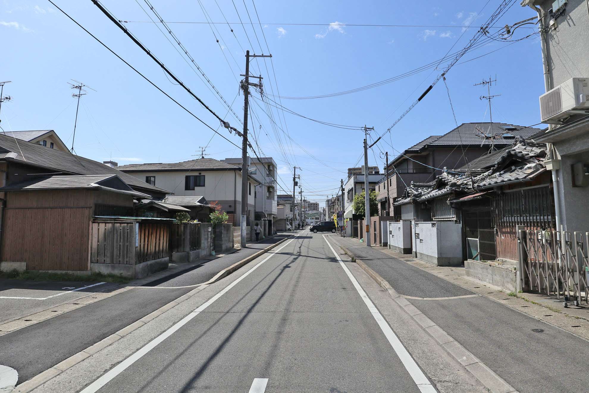 道幅の狭いところもありますが区画は整っており、古くからの建物が昔ながらの風情ある街並みを形成しています。