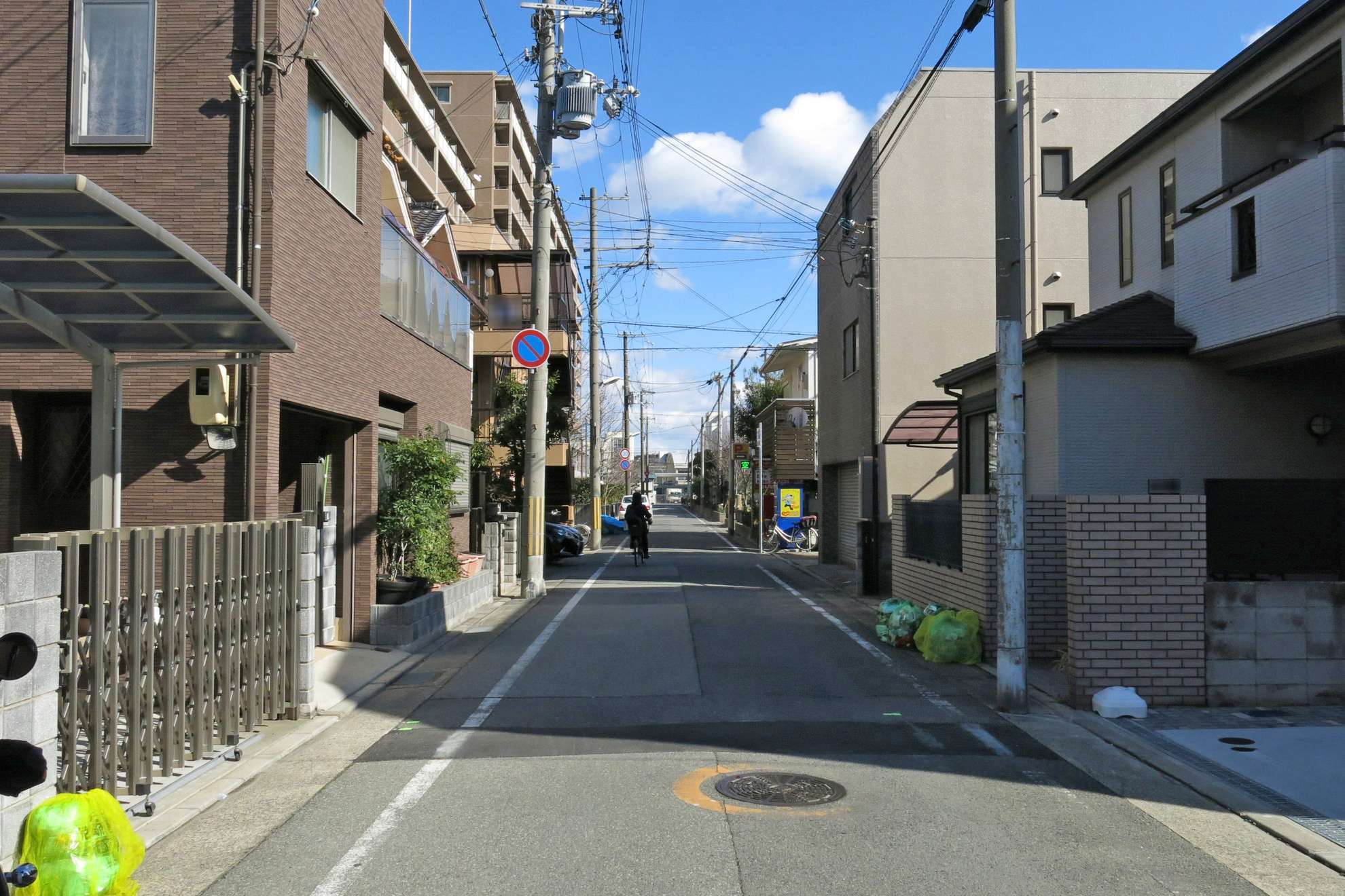 一戸建てやマンション、アパートなどが混在する住宅地。