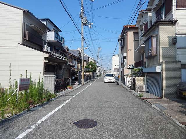 一戸建てやマンション、アパート、事務所などが混在する