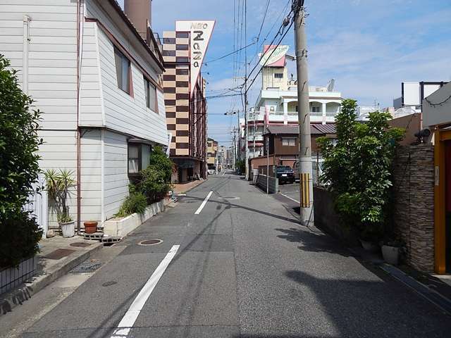 住居・商業系の用途地域に指定され、一戸建てやマンションの他、店舗や事務所などが混在しています。