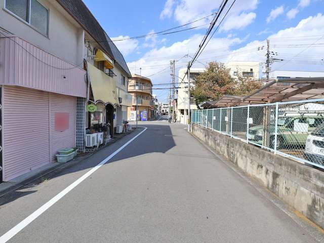 地勢は平坦、道幅は広く区画の整ったすっきりとした街並みです。