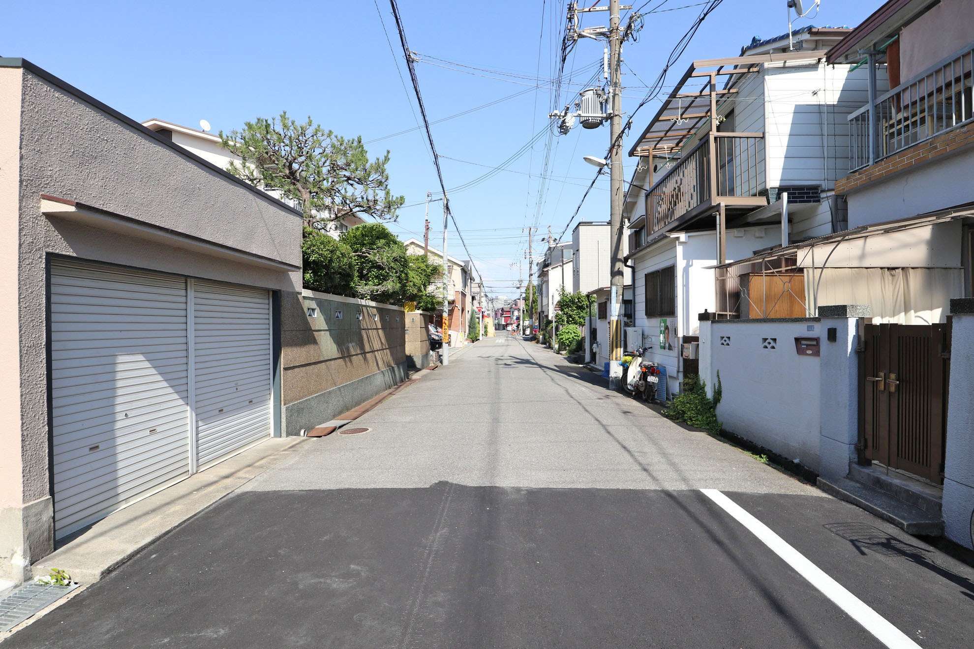 一戸建てが中心に並ぶ、昔ながらの住宅地です。