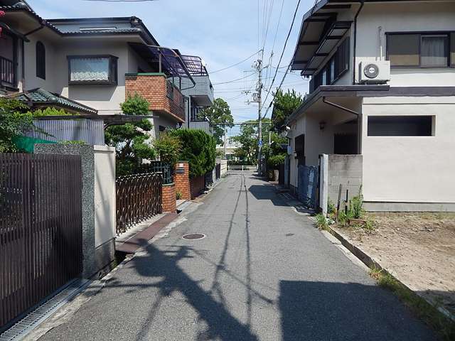 道幅はやや狭いながら、区画の整った街並み。