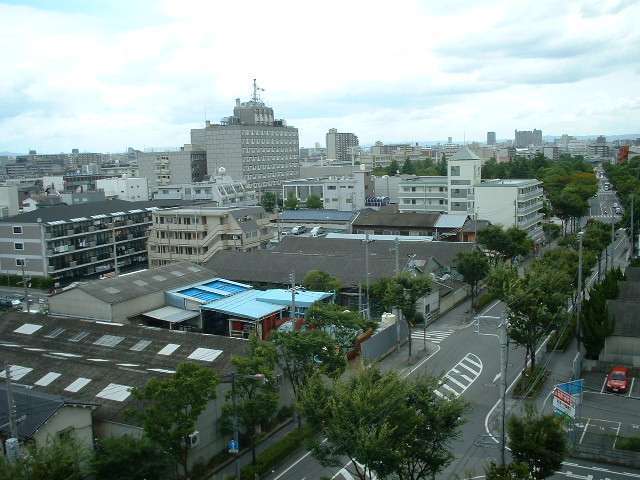街路樹のきれいな「橘通り」に面しており、『尼崎市役所』がすぐ近くにあります。