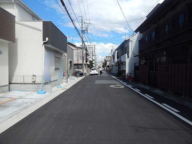 地勢は平坦。一戸建てやマンションなどが混在し、区画の整った街並みです。