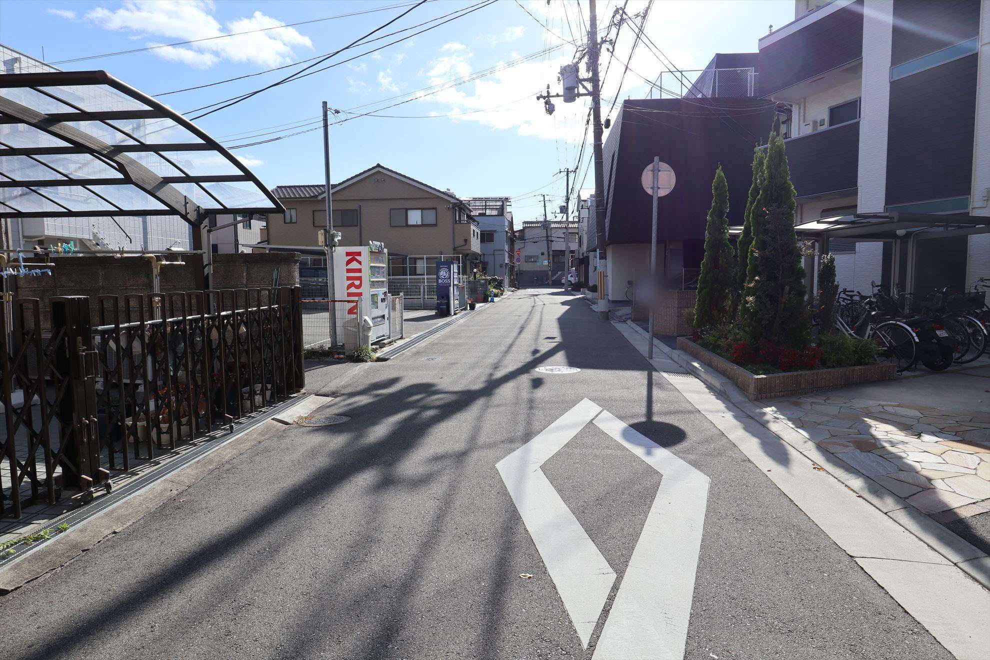 一戸建てや小規模なマンション・ハイツなどが立ち並んでいます。