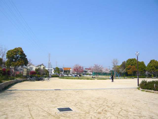 『蓬川公園』。広々とした敷地内にはすべり台やブランコなどの遊具があります。