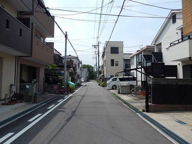 一戸建てやアパート、店舗や事務所などが混在する住宅地。